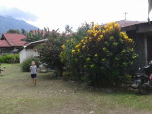 Hilkia in de tuin bij ons tijdelijke huis in Sentani