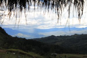 De Baliemvallei. Wamena, waar we wonen, ligt rechts tussen de bergen in.