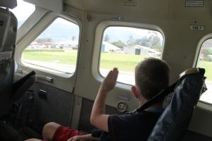 Zwaaien naar collega's tijdens take off in Wamena