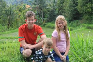 Joas, Anne-Maria en Hilkia bij rijstvelden in Bali