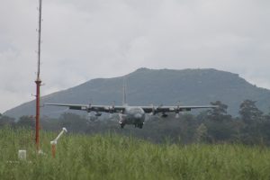 Hercules tijdens de landing in Wamena