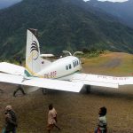 One way vliegstrip in de bergen van Papua